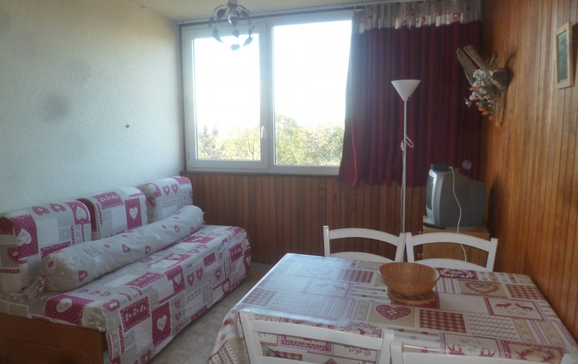 Location de vacances - Appartement à Super Besse - Pièce à vivre comprenant une banquette avec 2 lits tiroirs, une table, TV etc