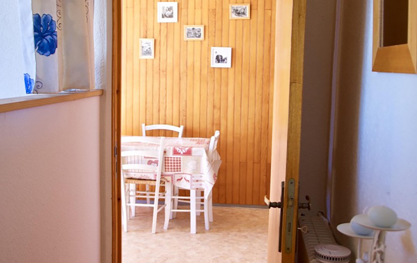 Location de vacances - Appartement à Super Besse - vue du couloir sur la pièce à vivre
