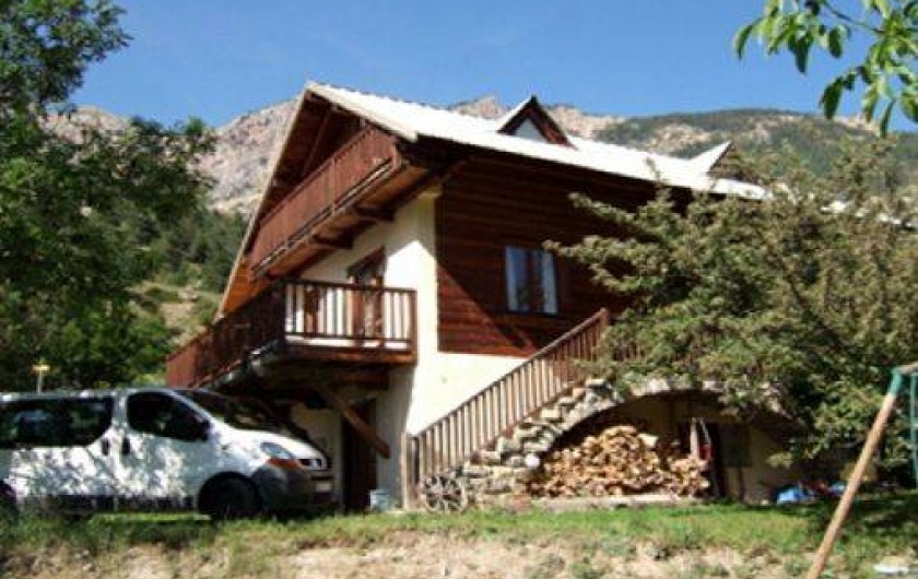 Location de vacances - Chalet à Les Vigneaux - façade SUD et  terrasse façade OUEST
