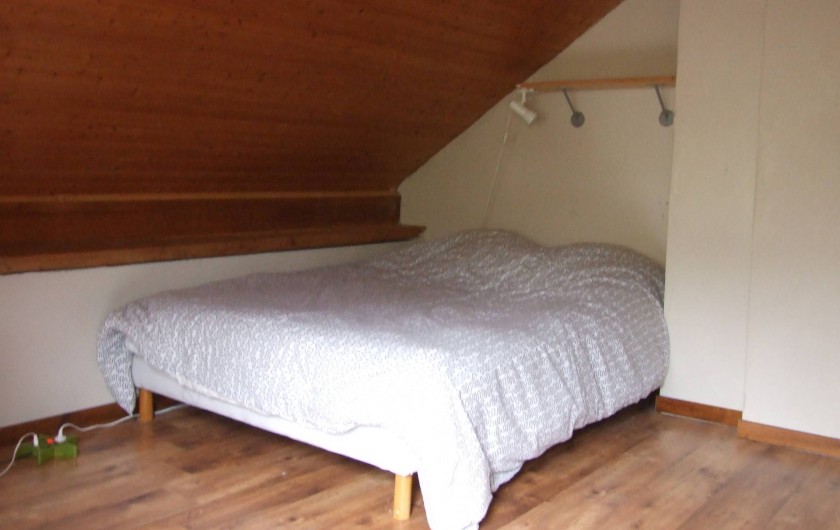 Location de vacances - Chalet à Les Vigneaux - chambre 2 située à l'étage versant OUEST matelas 1m40 x 2m00