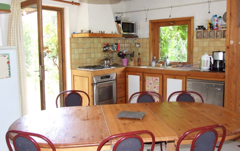 Location de vacances - Chalet à Les Vigneaux - cuisine avec sortie  façade EST