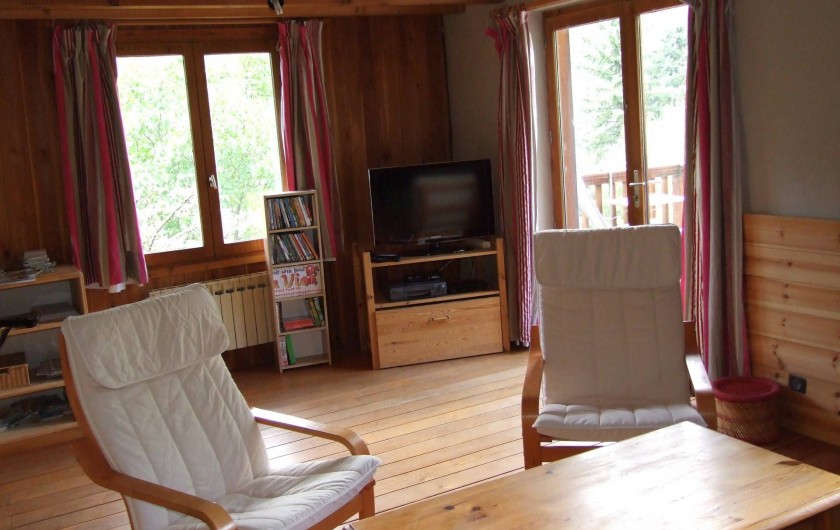 Location de vacances - Chalet à Les Vigneaux - coin salon avec une sortie sur la terrasse en  façade OUEST
