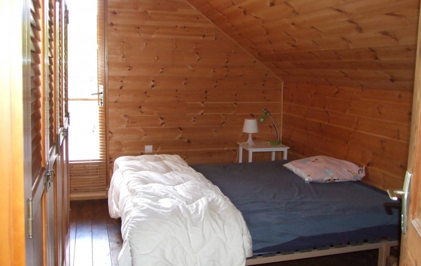 Location de vacances - Chalet à Les Vigneaux - chambre 1 qui se situe au même niveau que la cuisine /salon matelas 1m60 x 2m00