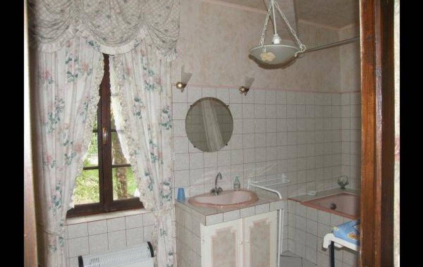 Location de vacances - Gîte à Castelnau-sur-Gupie - salle de bain à l'étage avec coin wc