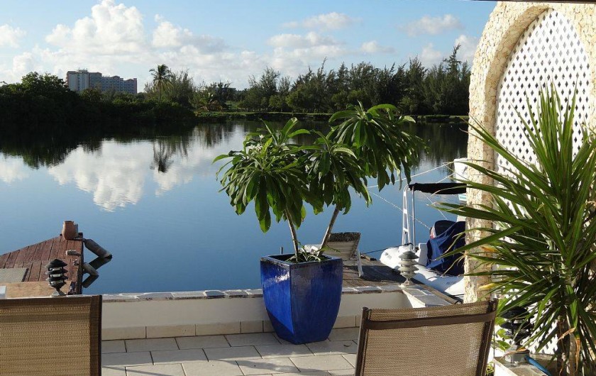 Location de vacances - Villa à Maho - La paix du lagon de Mullet Bay ; au fond les eucalyptus et la plage de mullet