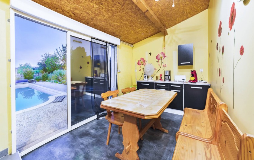 Location de vacances - Gîte à Trausse - Cuisine vue sur piscine