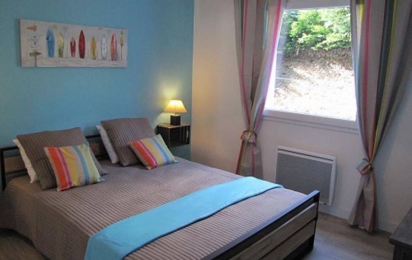 Location de vacances - Villa à Plouhinec - Chambre bleue avec lit en 160  en rdc.
