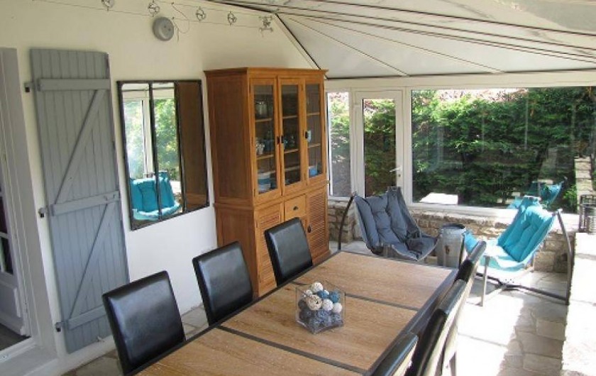 Location de vacances - Villa à Plouhinec - Véranda avec vue agréable sur le jardin