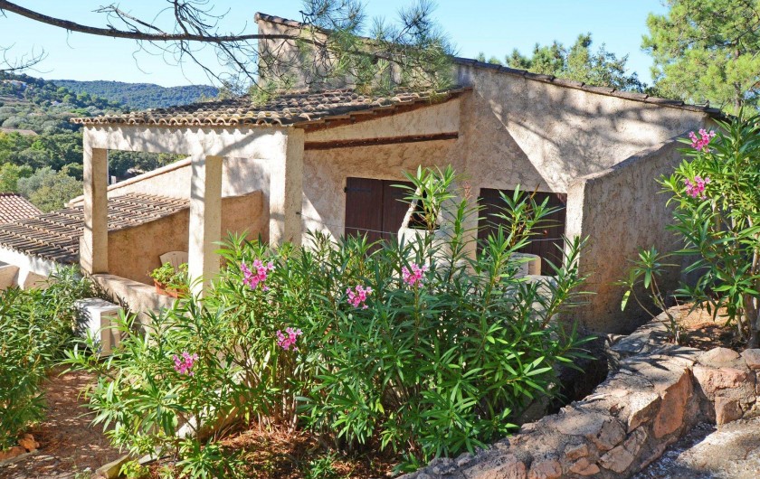 Location de vacances - Villa à Porto-Vecchio - FLEURS QUI ENTOURE LA VILLA