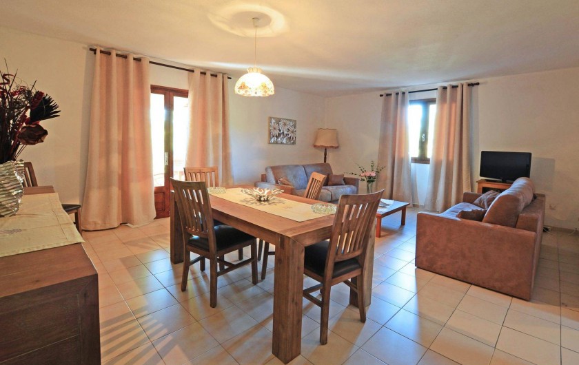 Location de vacances - Villa à Porto-Vecchio - SALLE AVEC CLIMATISATION REVERSIBLE AVEC WIFI grande villa