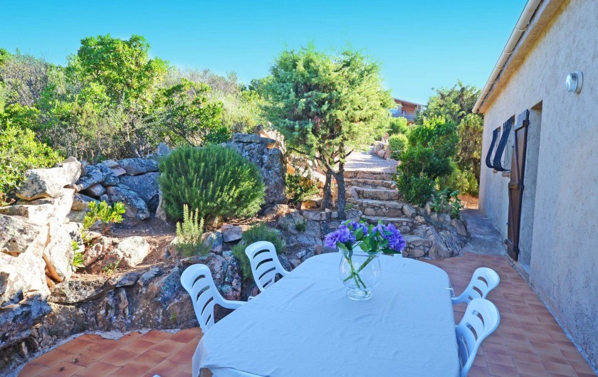 Location de vacances - Villa à Porto-Vecchio - TERRASSE AVEC BARBECUE ET DOUCHE EXT AVEC EAU CHAUDE grande villa