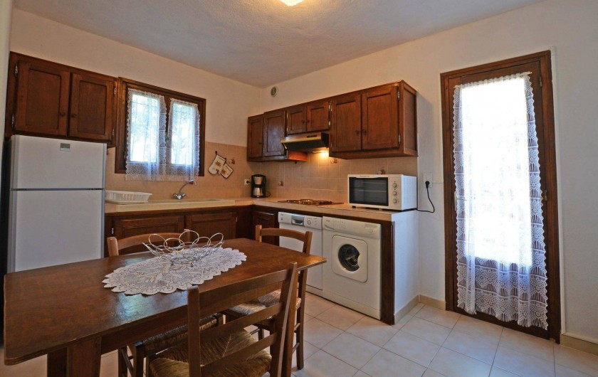 Location de vacances - Villa à Porto-Vecchio - CUISINE TOUT EQUIPEE grande villa