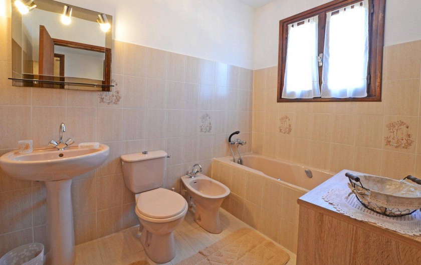 Location de vacances - Villa à Porto-Vecchio - SALLE DE BAIN AVEC FER A REPASSER ET SECHE CHEVEUX grande villa