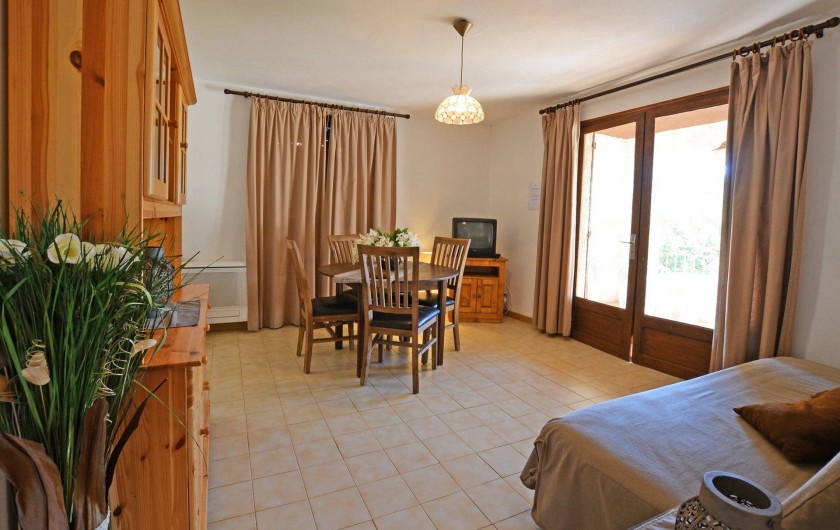 Location de vacances - Villa à Porto-Vecchio - SEJOUR AVEC CANAPE LIT AVEC WIFI(villa 5 ou 6)