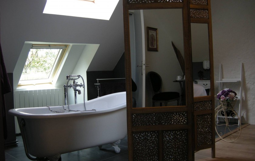 Location de vacances - Chambre d'hôtes à Messas - LE CLOS DE LA VIGNERONNE/ SDB OUVERTE_BAIGNOIRE ILOT_CHAMBRE REINE BLANCHE