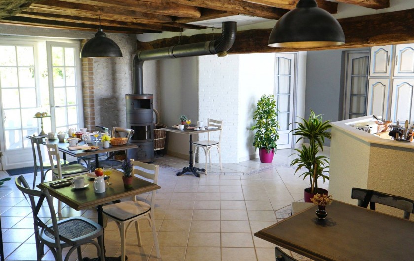 Location de vacances - Chambre d'hôtes à Messas - LE CLOS DE LA VIGNERONNE/ SALLE PETIT_DEJEUNERS-CUISINE COMMUNE