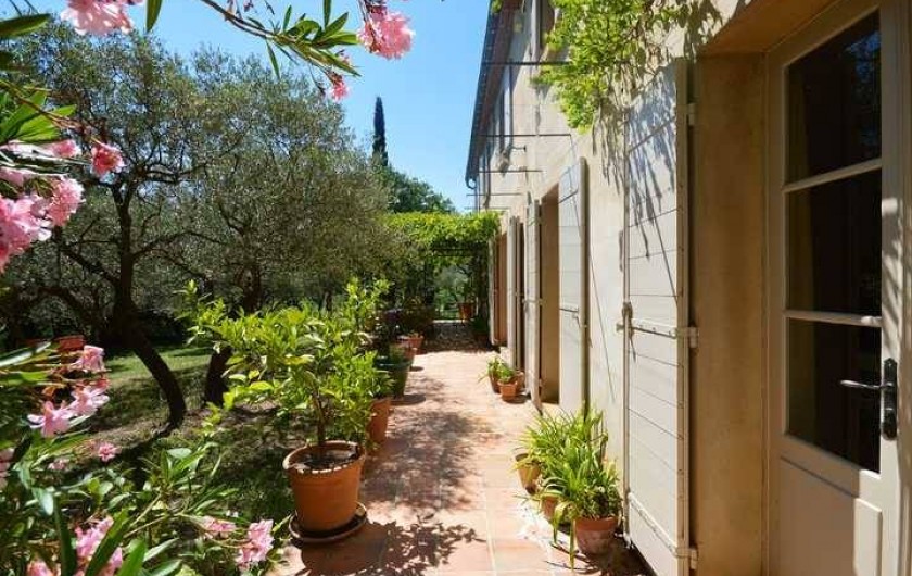 Location de vacances - Mas à Uzès - façade arrière de la maison