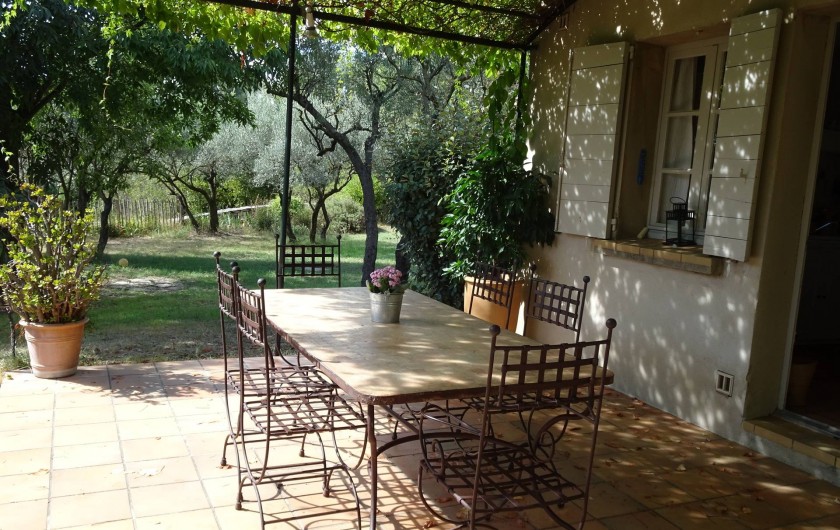 Location de vacances - Mas à Uzès - Terrasse extérieure exposée au Sud et ombragée avec une  magnifique vigne