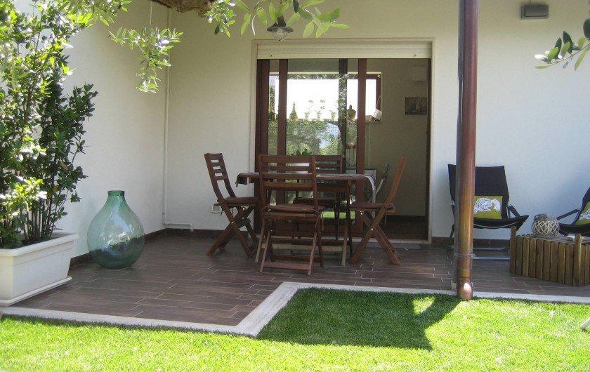 Location de vacances - Maison - Villa à Alberobello - Terrasse et porte fenetre de la cuisine