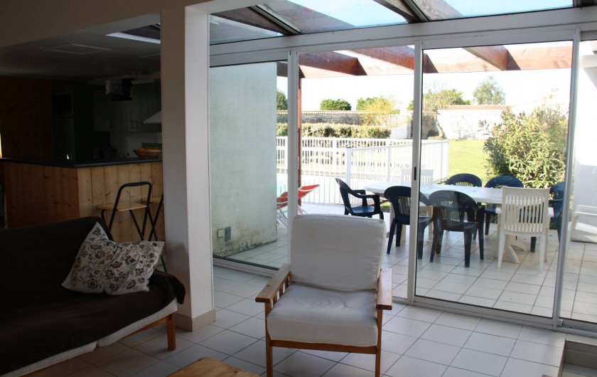 Location de vacances - Maison - Villa à Sainte-Marie-de-Ré - Séjour donnant sur la terrasse