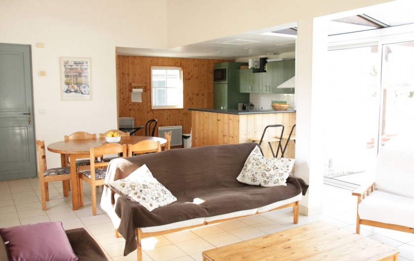 Location de vacances - Maison - Villa à Sainte-Marie-de-Ré - Séjour donnant sur salle à manger et cuisine ouverte