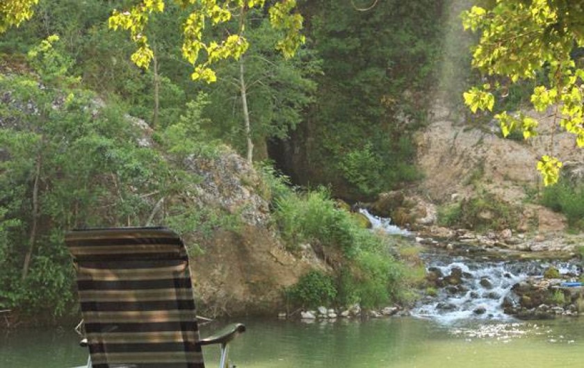 Location de vacances - Camping à Castelbouc - La source de Castelbouc visible depuis le camping