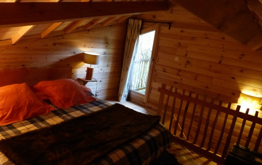 Location de vacances - Cabane dans les arbres à Sainte-Pazanne - Le couchage lit double de la cabane du trappeur