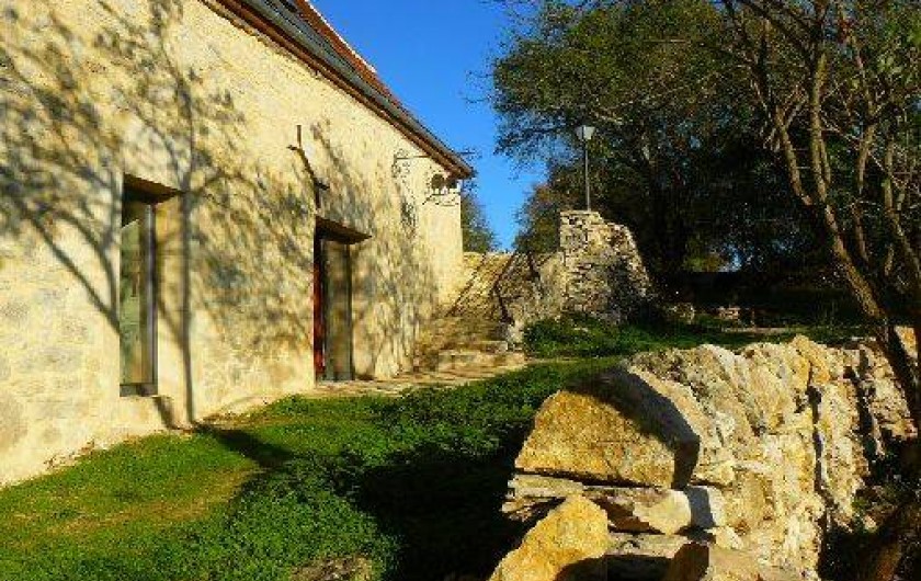 Location de vacances - Gîte à Lentillac-du-Causse - Façade sud avec les trois chambres ont deux avec accès direct sur l'extérieur