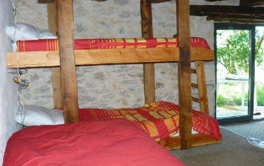 Location de vacances - Gîte à Lentillac-du-Causse - la chambre des enfants avec 4 lits, salle de bain et wc indépendants