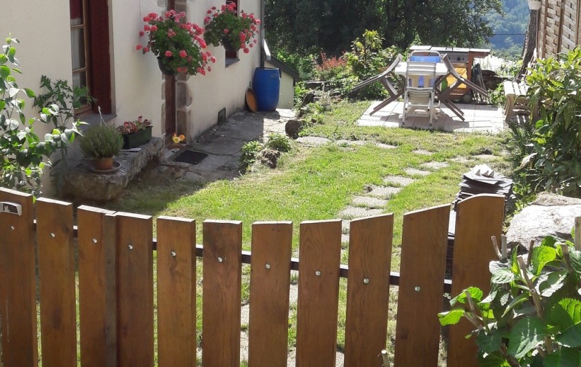 Location de vacances - Gîte à Menat - vu sur l entré du gite en été.