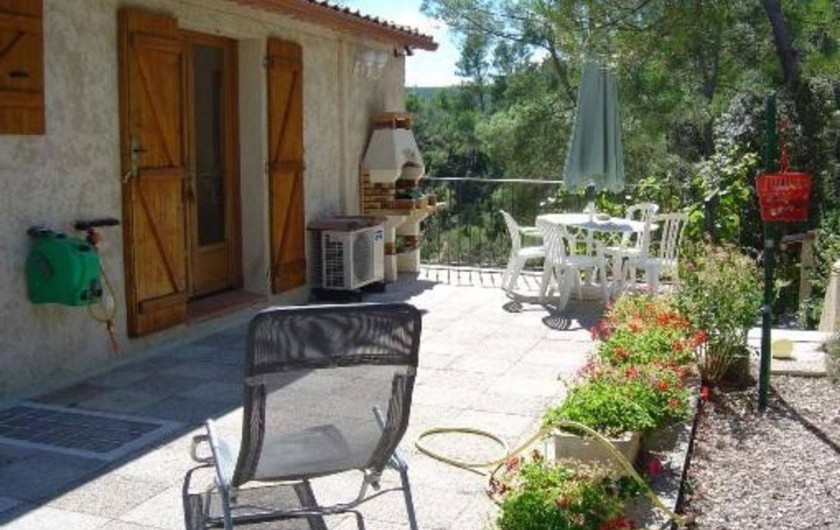 Location de vacances - Appartement à Esparron-de-Verdon - Location N 1  Grande terrasse avec accès direct à la piscine chauffée