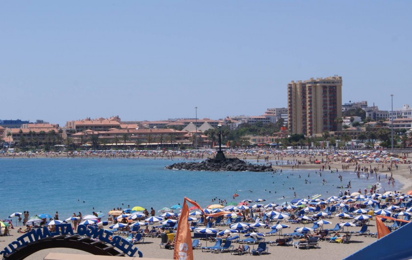 Location de vacances - Appartement à Los Cristianos - La plage de gauche vers Las Américas