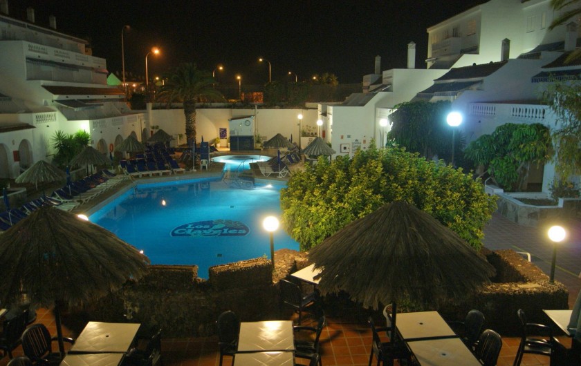 Location de vacances - Appartement à Los Cristianos - Vue du bar, le soir = sense inverse de la 1ère phot