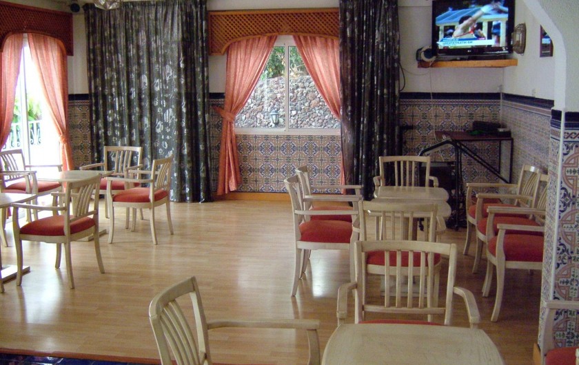 Salon du bar où il y a des spectacles (musique) et grande tv