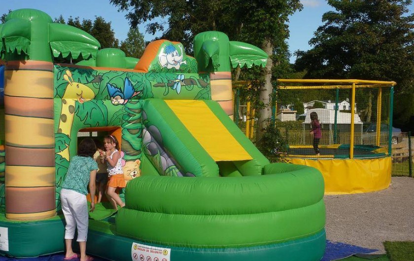 Location de vacances - Camping à Wacquinghen - structure gonflable en  juillet- aout