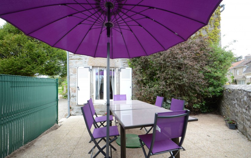 Location de vacances - Gîte à Quettehou - salon de jardin sur la terrasse privative.