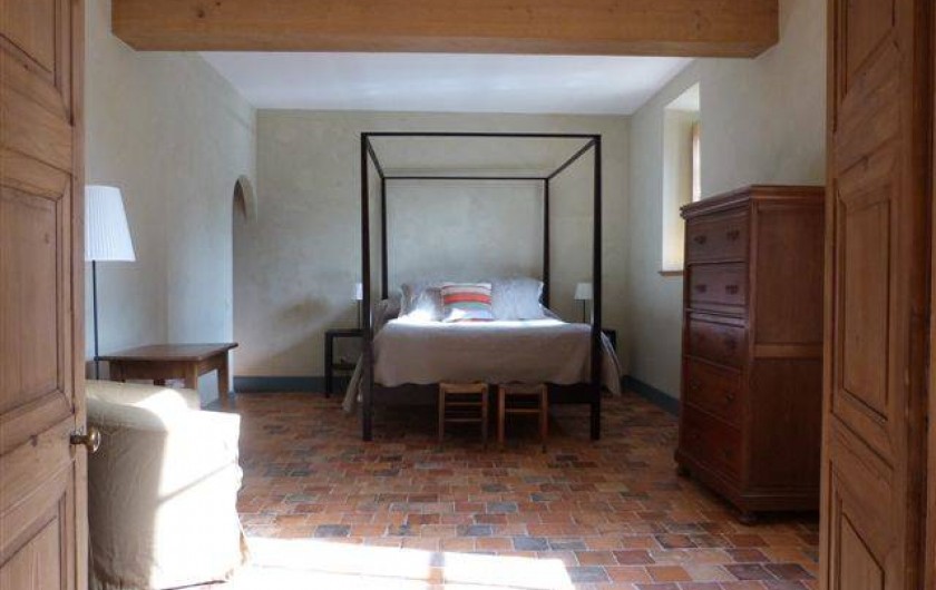 Location de vacances - Chambre d'hôtes à Vauciennes - chambre du rez de chaussée avec un lit a baldaquin