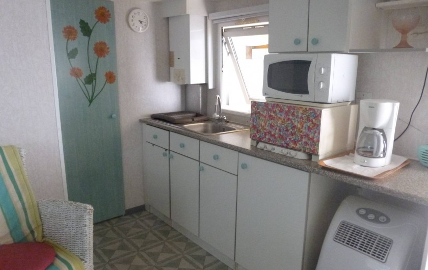 Location de vacances - Bungalow - Mobilhome à Hyères - cuisine dans salon sert surtout pour point d eau car cuisine sur terrasse