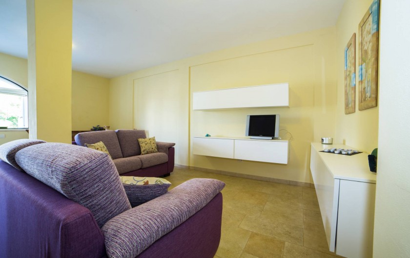 Location de vacances - Appartement à Pescoluse - Profitez-vous de la large  salle pour se détendre et regarder la télé