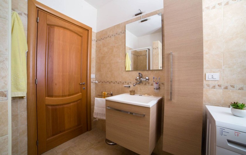 Location de vacances - Appartement à Pescoluse - Il y a: cuvette, bidet, douche et machine à laver.