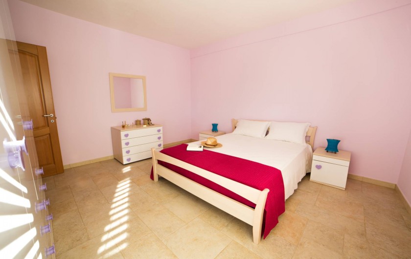 Location de vacances - Appartement à Pescoluse - Chambre 1  Grand armoir, drap artisanal pour dormir dans le confort!