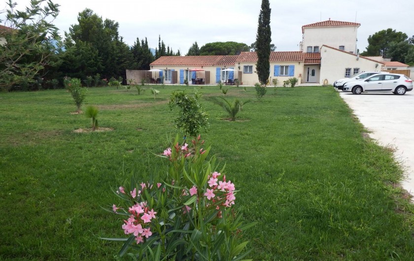 Location de vacances - Chambre d'hôtes à Ortaffa - Jardin côté parking