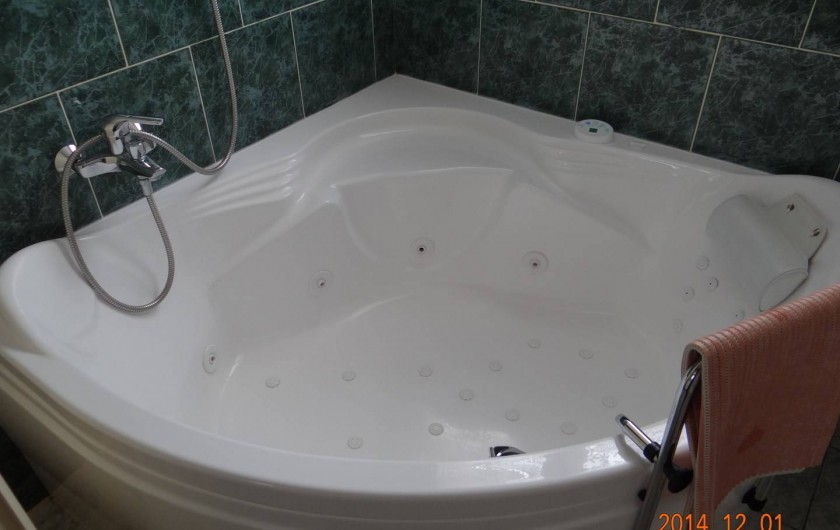 Location de vacances - Chambre d'hôtes à Ortaffa - Salle de bain suite familiale : baignoire balnéo