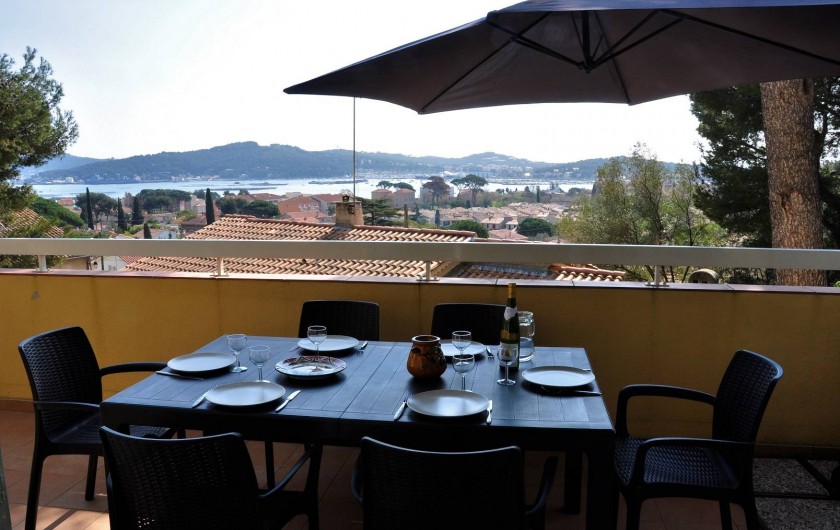 Location de vacances - Villa à Tamaris - Terrasse sud vue sur la presqu'île de Saint Mandrier