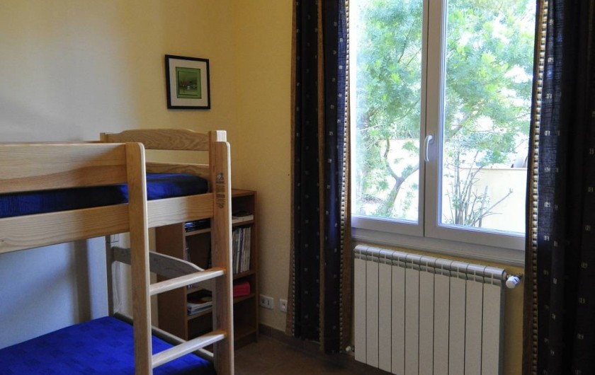 Location de vacances - Villa à Tamaris - Chambre jaune vue sur jardin côté est