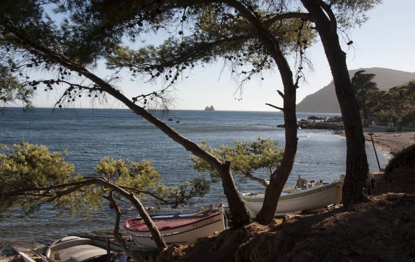 Location de vacances - Villa à Tamaris - Plage de la Verne Les Deux Frères au loin