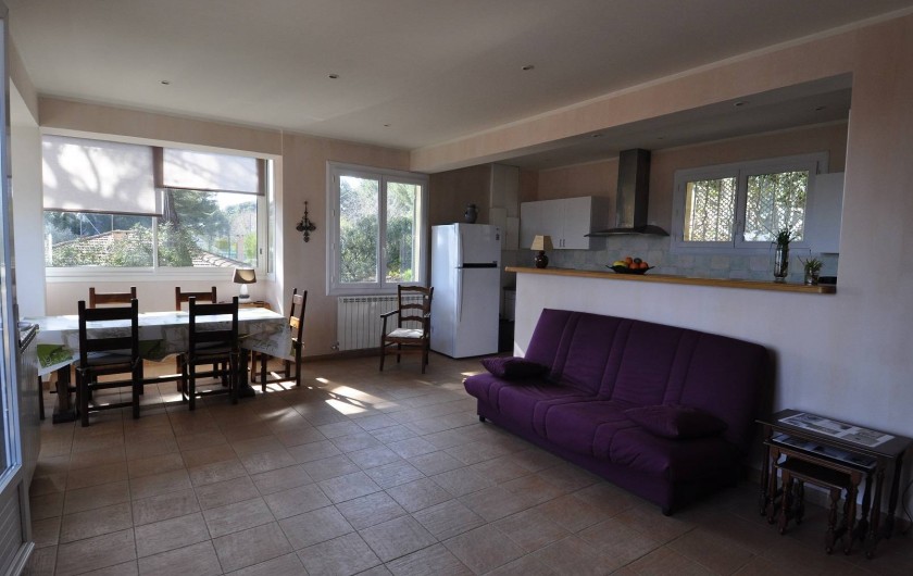 Location de vacances - Villa à Tamaris - Ensemble Séjour coin repas et cuisine exposition sud et ouest