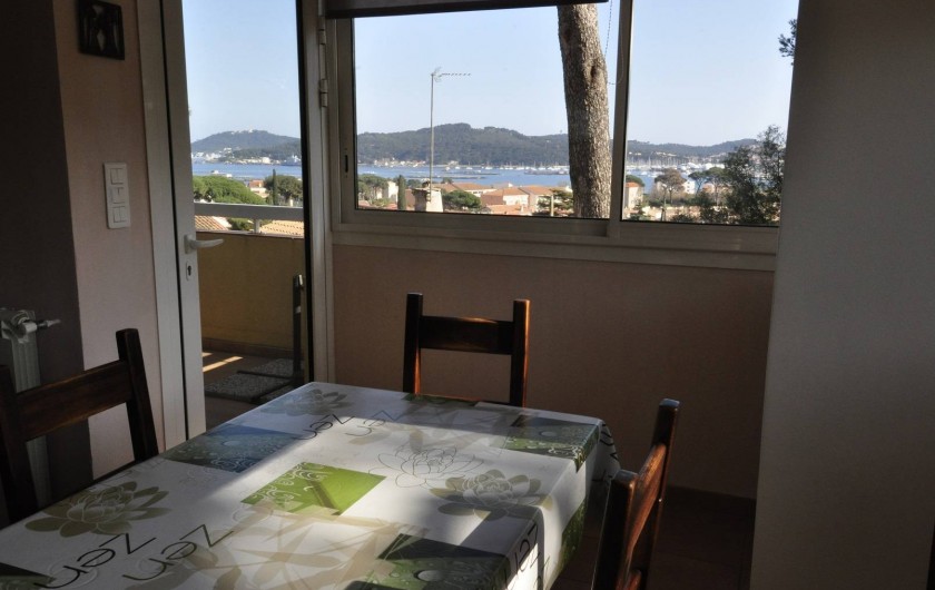 Location de vacances - Villa à Tamaris - Côté repas avec vue sur mer