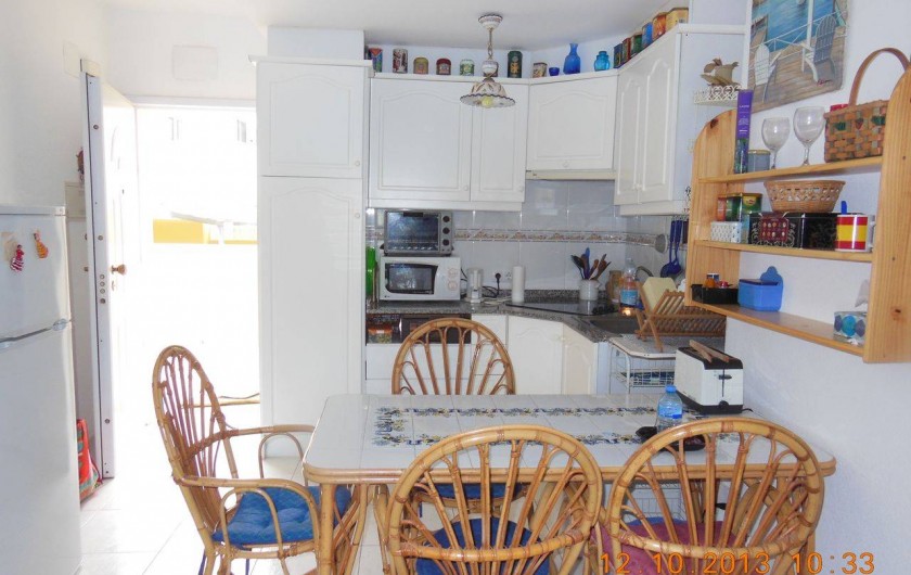 Location de vacances - Appartement à Dénia - le logement est meublé avec  des meubles fabriqués dans la région