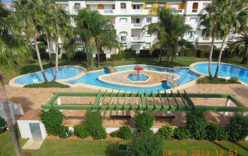 Location de vacances - Appartement à Dénia - Les piscines et le jardin vus d'un atico